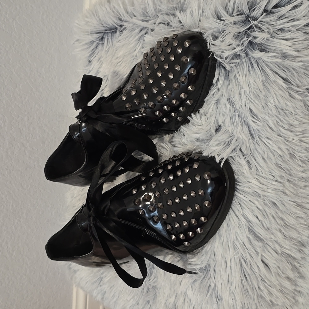 Refresh black studded oxford